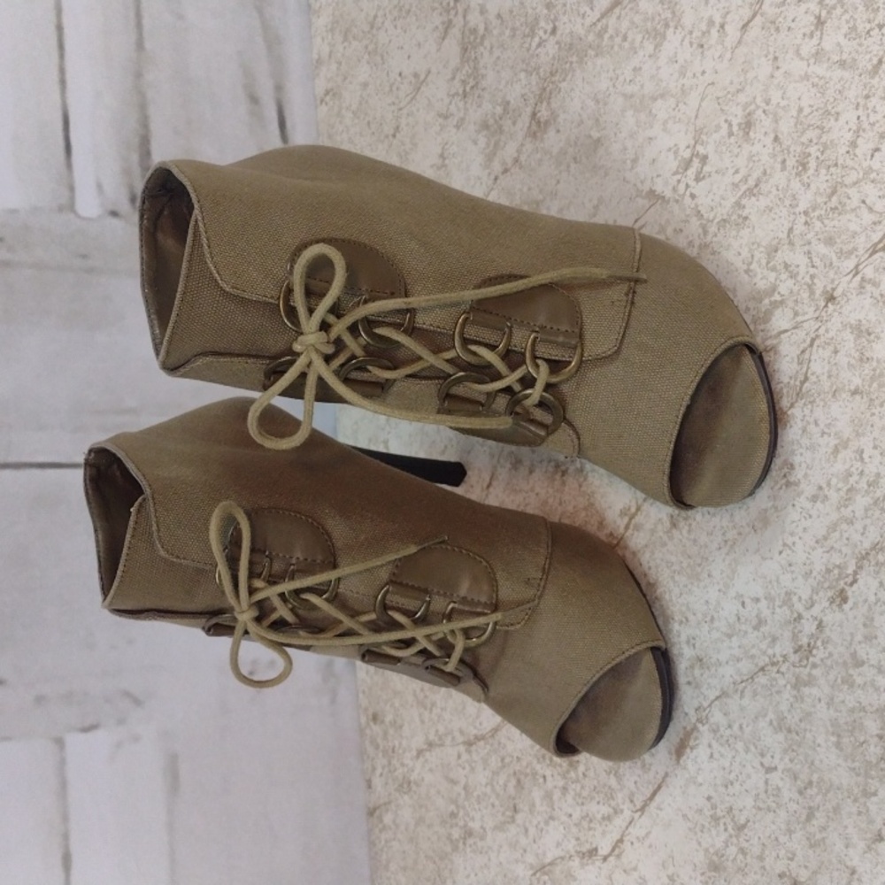 Elle Vaughn Olive Green Canvas Lace Up Booties, Size 9M